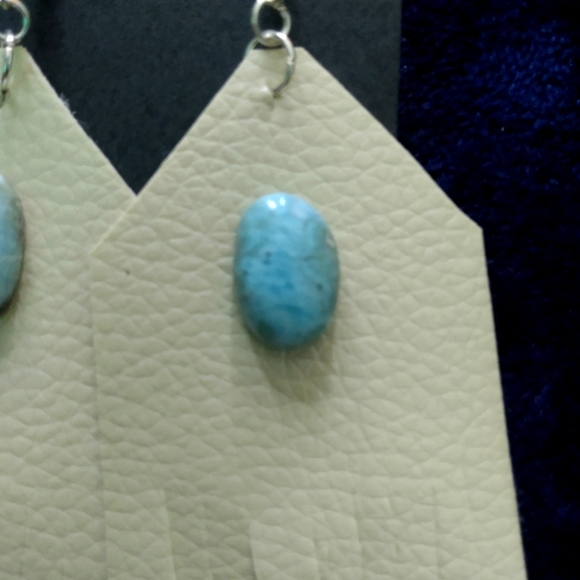 Minimalist Dangle Earring - Picture 3 of 4